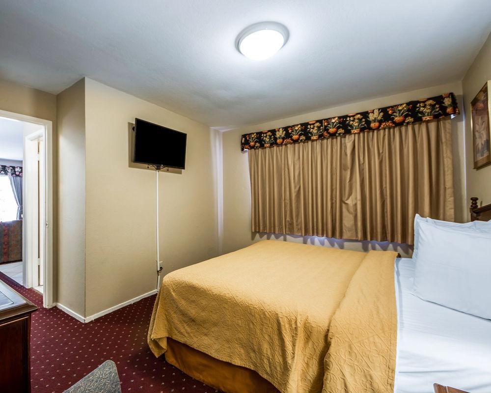 Scottish Fairway Inn Monterey Eksteriør billede
